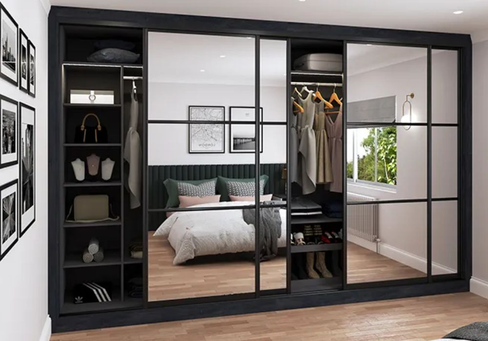 Almari pakaian sliding door hitam dengan pintu cermin dan ruang gantung terbuka untuk bilik tidur moden