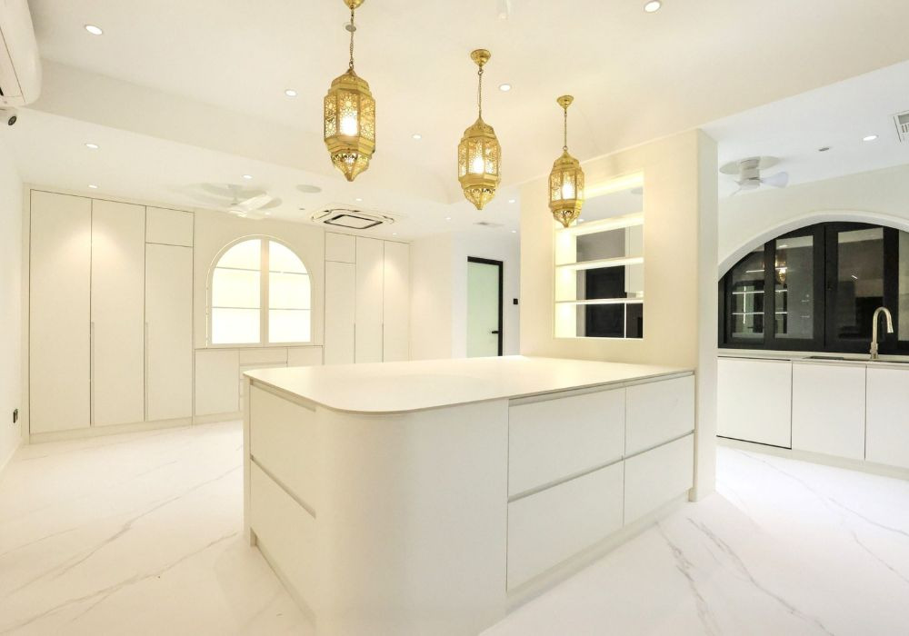 Dapur custom bersaiz besar dengan kabinet penuh dan island yang mempengaruhi kos kabinet dapur di Malaysia.