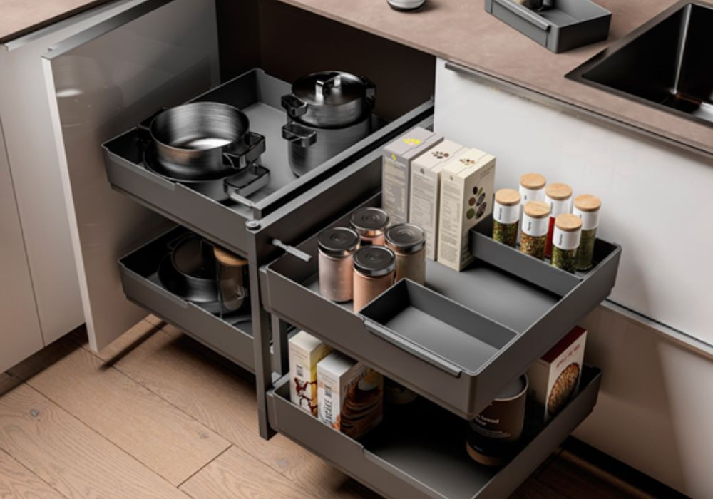Kabinet dapur custom dengan sistem rak tarik keluar dan kemasan moden yang mempengaruhi kos rekaan kabinet dapur.