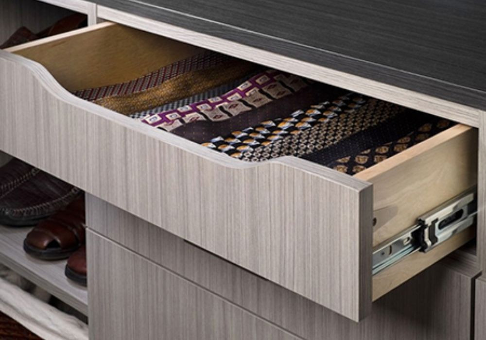 Laci kabinet custom dengan rel premium dan ruang penyimpanan dalaman yang mempengaruhi kos kabinet dapur di Malaysia.