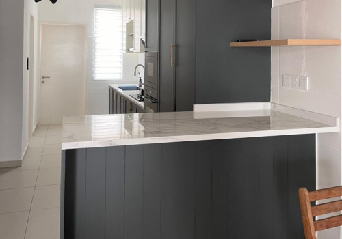 Peninsula bar as extended counter and storage in the kitchen