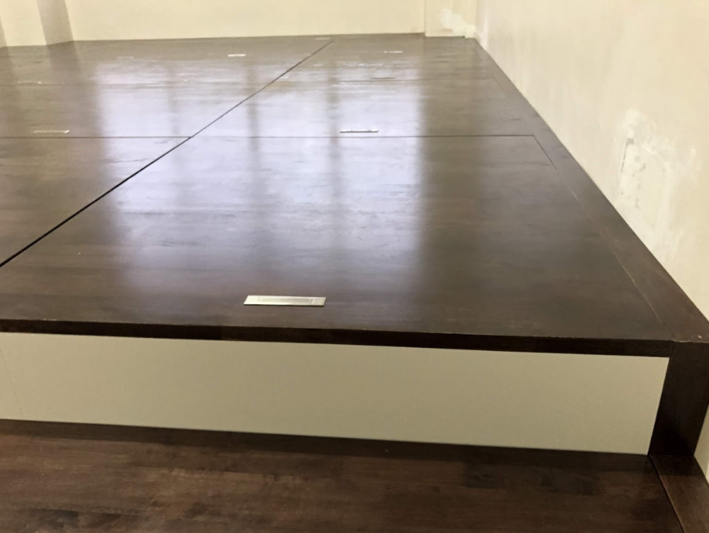 Platform bed custom dengan storan tersembunyi bawah katil untuk bilik tidur minimalis